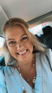 Lori Robbins's Instagram, Twitter & Facebook