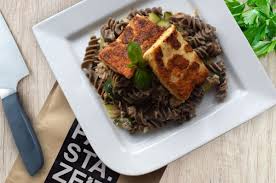 Rezept Fur Thunfisch Mungobohnen Pasta Mit Zucchini Und Grillkase Hauptspeisen Rezepte Zum Nachkochen Pastazeit Rezept Rezepte Proteine Essen Lebensmittel Essen