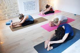 L'ashtanga vinyasa yoga se présente sous forme de séries, qui vont, de façon évolutive, aborder un cours ou une pratique d'ashtanga vinyasa yoga commence et finit avec un mantra. Photos De Cours Et Postures Ashtanga Vinyasa Yoga Triniyoga