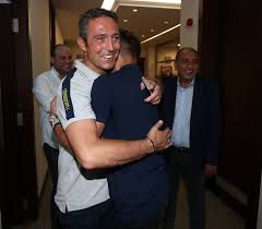 Fenerbahçe'ye başarılar. yazısıyla gündem olan bayram akman, başkan ali. Posetten Yaptigi Forma Ali Koc Un Odasinda Sergilenen Bayram Akman