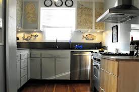 From Cozy Beach Cottages To Landlocked Homes That Can Only Dream Of The Sea Here S A Peek Inside Some Coastal Coastal Inspired Kitchens Design Coastal Design