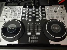 It comes with a black leather handbag with brand name on it to carry away. Dj Console 4 Mx Hercules Dj Console 4 Mx Audiofanzine