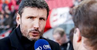 Ponieważ główny napastnik klubu doznał kontuzji, van hooijdonk grał prawie przez większość drugiej połowy sezonu, strzelając łącznie sześć goli w 32 meczach. Psv Spelers Mogen Carnaval Vieren Van Van Bommel Ja Hoor Voetbalprimeur Nl