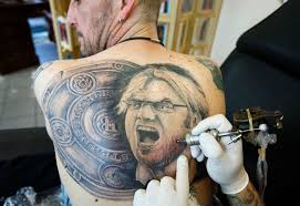 Gli organizzatori hanno anche creato una pagina evento su facebook per mostrare, fase dopo fase. Tattoos Klassische Motive Und Ihre Bedeutung Der Spiegel