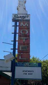 Bunny S Motel In Grants Pass Oregon Just Opposite The Flamingo Inn July 2013 Retro Sign Vintage Signs Advertising Signs