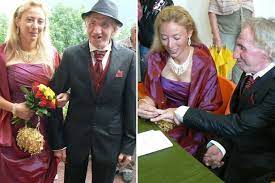 History is full of figures who skillfully manipulated those who loved them for personal advancement. Love Is Ageless But So Is Money The World S Most Famous Gold Diggers Daily Record