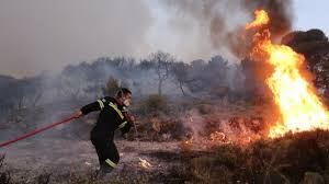 Σύμφωνα με την πυροσβεστική δεν υπάρχει κίνδυνος για κατοικίες. W9xzlfsnddhgxm