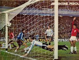 Perú (1978) fue un partido de fútbol disputado el 21 de junio de 1978 en el estadio gigante de arroyito, en rosario, fue el último partido disputado del grupo b de la segunda fase de la copa del mundo que se desarrolló en argentina. Oldfootballphotos On Twitter Leopoldoluque Scores In Argentina S 6 0 Win Over Peru At Wc1978