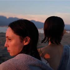 every golden hour reminds me of @erynlougheed and beach evenings and  glowing kitchens 🔆 photo by @kumerish