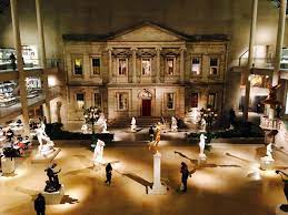 Müzede klasik antik eserler, tablolar, heykeller ve kapsamlı bir amerikan modern sanat koleksiyonları bulunuyor. New York Metropolitan Sanat Muzesi The Met Iki Kapili Han