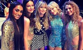 Die topmodelanwärterinnen lernen heidi klum kennen, doch vorher stolpert die modelchefin noch in eine probe von magic mike live und. Taylor Swift Uberraschungsauftritt Beim Gntm Finale