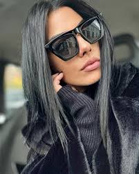 Hola quiero verte esos ojos, no te pongas las gafas negras para posar.