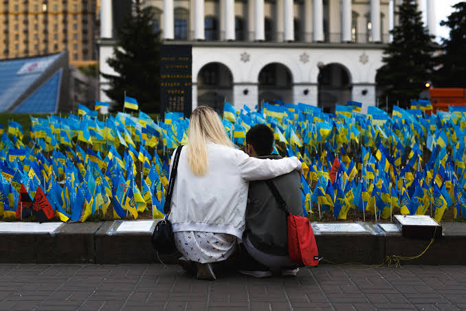 Як українці вшановують памʼять про полеглих військових • Ukraїner