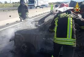 L´incidente si è avuto all´incrocio tra il viale della resistenza e la via gen. Roma Incidente Fra Una Smart E Un Camion Sull A1 Auto In Fiamme Morto Il Conducente