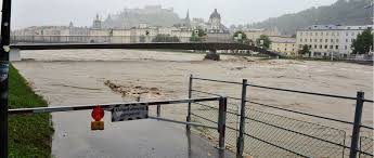 Hochwasser österreich 2013 dammbruch saalach zwischen salzburg und freilassing. Stadt Salzburg Hochwasser 2002 2013 2019