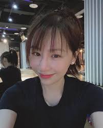 不哭 作詞：吳本緯 作曲：趙倩 起初 相信愛的路 終點是指向幸福 才會一而再的選擇讓步 太固執而盲目 忘了停下來 心疼自己的無助 無辜 你拿手演出 終於我可以麻木 從這裡分割出兩個國度 揮霍多少時間 折磨多少痛苦 才累積出的領悟 忍住不哭 我要忍住不哭 望向天空不讓眼淚流出 抬頭看進雲深處. 37æ­²çŽ‹å¿ƒå‡Œç´ é¡æ›å…‰ è¿'æ‹çš®è†šç´°ç¯€è½Ÿå‹•ç¶² åäºº æ™‚å°š