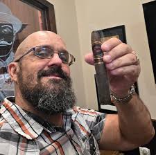 What the hell kind of cigar is that R. Kelly? 👀 😂😂😂