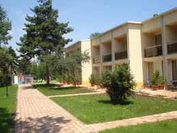 Fostul complex mara se intinde pe o suprafata de 20.000 mp avand 305 de camere ( 267 duble standard, 30 duble superior si 10 apartamente), dispuse in pentru a beneficia de toate serviciile complexului turistii au obligativitatea sa poarte pe toate perioada sejurului bratara de identificare. Complex Dunarea Eforie Nord Romania