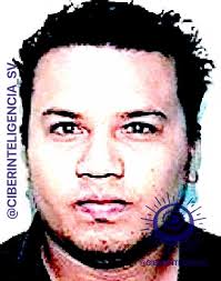 ELSalvador #FGR #UNIDEHC En los vídeos publicados por @Unidehc de las  cámaras de seguridad se observa el fotógrafo FREDERICK MEZA DÍAZ, de  Mejicanos, que con un salario reportado en junio 2024, de