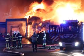 In de groningse plaats drachten staan meerdere loodsen van een bedrijf in brand. Qfw7a8podjssjm
