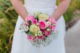Holen sie sich die künstlichen wiesenblumen in rosa: Diy Brautstrauss Im Bilderrahmen Selber Machen Hochzeitserinnerung
