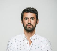Он играет на позиции левый вингер. Lisboa E Porto Recebem Estreia Do Solo De Comedia Lugar Estranho De Diogo Faro Comunidade Cultura E Arte