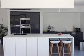 Ilot Tout En Longueur Dans Cette Grande Cuisine Blanche Et Grise Avec Son Mur D Armories Integre Cuisine Cuisi Ilot Cuisine Cuisine Blanche Cuisines Maison