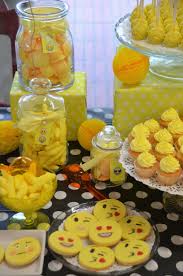 Cupcakes Cake Pops Sables Decores Emoji Et Bonbons Jaunes Sweet Table Multicolore Par Studio Anniversaire Emoji Anniversaire Smiley Decoration Anniversaire