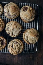 Cookies Aux Pepites De Chocolat Et Fleur De Sel Plus Une Miette Dans L Assiette En 2020 Cookies Pepite Chocolat Pepite Chocolat Cookies Et Biscuits