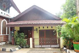 Keunikan rumah adat betawi ini adalah sebagai satu satunya rumah yang memiliki serambi ukuran luas untuk menerima tamu dan juga sebagai teras tempat bersantai semua anggota keluarga. Atap Rumah Betawi Cek Bahan Bangunan