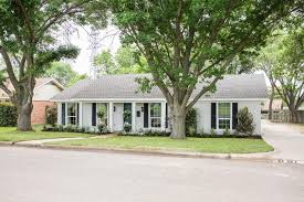 Served with sweet chili chipotle mustard and pub chips. Black And White Brick Ranch House Novocom Top