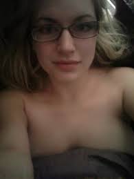 Blondes Mädchen macht nicht nackte Selfies an verschiedenen Orten rund um  ihr Haus - PornPics.com