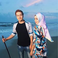 Dugaan yang dihadapi iman ialah untuk mengajar ian untuk berkomunikasi bahasa melayu dan memahami hati budinya sebelum majlis perkahwinan mereka. Suami Mat Salih Celup