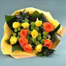 Buchet De 11 Flori Cu Trandafiri Galbeni și Portocalii Rose