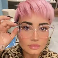 Demi lovato's new blonde pixie cut is a 'reflection of who she is now' according to her stylist. Demi Lovato Is Sporting An Edgy Pink Pixie Cut Photos Popsugar Beauty