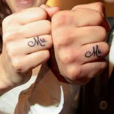 Diese Atemberaubenden Finger Tattoovorlagen Fur Parchen Muss Man Gesehen Haben Tolle Inspiration Ring Tattoo Hochzeit Tattoo Trauring Hochzeit Tatowierungen