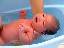 Sex nach der geburt kann sich in den ersten sechs wochen danach unangenehm anfühlen, wenn der penis gegen die noch nicht wieder zurückgebildete gebärmutter drückt. Babys Baden Was Sollte Man Beachten Freshdads Vater Helden Idole