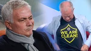 İngiliz gazeteci yayına Mourinho'nun hediyesi tişörtle çıktı