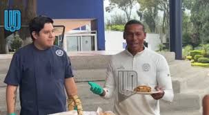Huiqui cumple su promesa: ¡llevó tacos a la prensa!