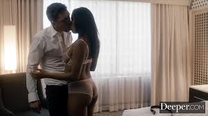 Plus profond. Un mari au téléphone avec sa femme en train de tromper