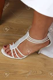 Boho hochzeit sandalen sandalen aus wasser hyazinthe. Einheimische Fuss Tragt Weisse Sandalen Hochzeit Auf Holzboden Lizenzfreie Fotos Bilder Und Stock Fotografie Image 10270900