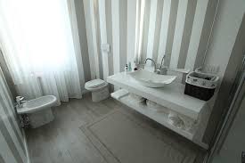 Oggi noi di homify vogliamo mostrarvi come cambiare look al vostro bagno senza ricorrere all'utilizzo delle classiche piastrelle, optando invece per una più comoda pittura: Bagni In Resina Per Un Bagno Senza Piastrelle