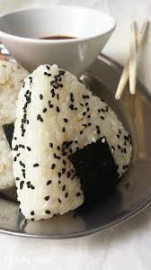 Onigiri Facile Et Rapide A Preparer Ideal Pour Les Pique Niques Recette Asiatique Facile Recette Japonaise Recette Onigiri