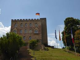 The peace monument and the villa ludwigshöhe are conveniently reachable by bike. Neustadt Weinstrasse Wiedemann Weinhotel St Martin Chalet Rabe Hotel Haus Am Weinberg Oberst Barrett Str 1 67487 Sankt Martin Deutschland