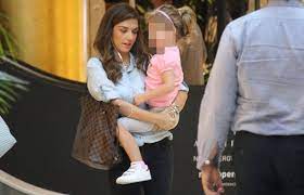 H ηθοποιός βάσω λασκαράκη με τον σύζυγό της, τον σεφ λευτέρη σουλτάτο και την κόρη της, εύα, προσπαθεί να περνά όσο πιο όμορφα γίνεται την περίοδο της καραντίνας. H Basw Laskarakh Fwtografizei Thn 4xronh Korh Ths Eya Prin To Sxoleio Fthis Gr