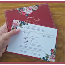 Contoh undangan pernikahan simple yang pertama ialah undangan pernikahan single hardcover atau 1 lembar tebal dengan desain kartun dan sedikit ornamen floral. Contoh Undangan Hardcover Marron Simple Elegant Jasa Cetak Undangan Pernikahan