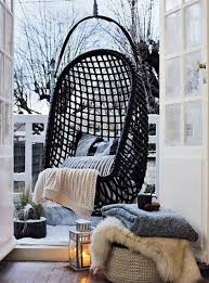 Hangematte Auf Dem Balkon Kissen Und Wolldecke Deko Mit Kerzen In 2020 Wintergarten Einrichtung Wintergarten Einrichten Wohnung