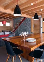La Table En Bois Reine De La Salle A Manger Poutre Bois Salle A Manger Design Deco Montagne