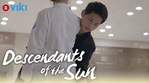 Watch descendants of the sun in hindi a soldier belonging to a special forces team falls in love with a doctor. Descendants Of The Sun Ep1 Song Joong Ki Knocks Song Hye Kyo S Phone Out Of Her Hand Eng Sub Youtube