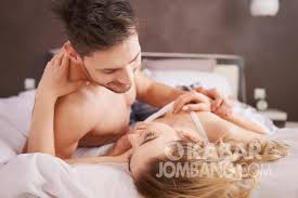 Tidak bisa kita pungkiri bahwa salah satu faktor yang bisa membuat hubungan rumah tangga tetap terjaga keharmonisannya adalah dengan melakukan hubungan intim secara rutin. Tips Membuat Hubungan Intim Sehat Dan Berkualitas Kabar Jombang